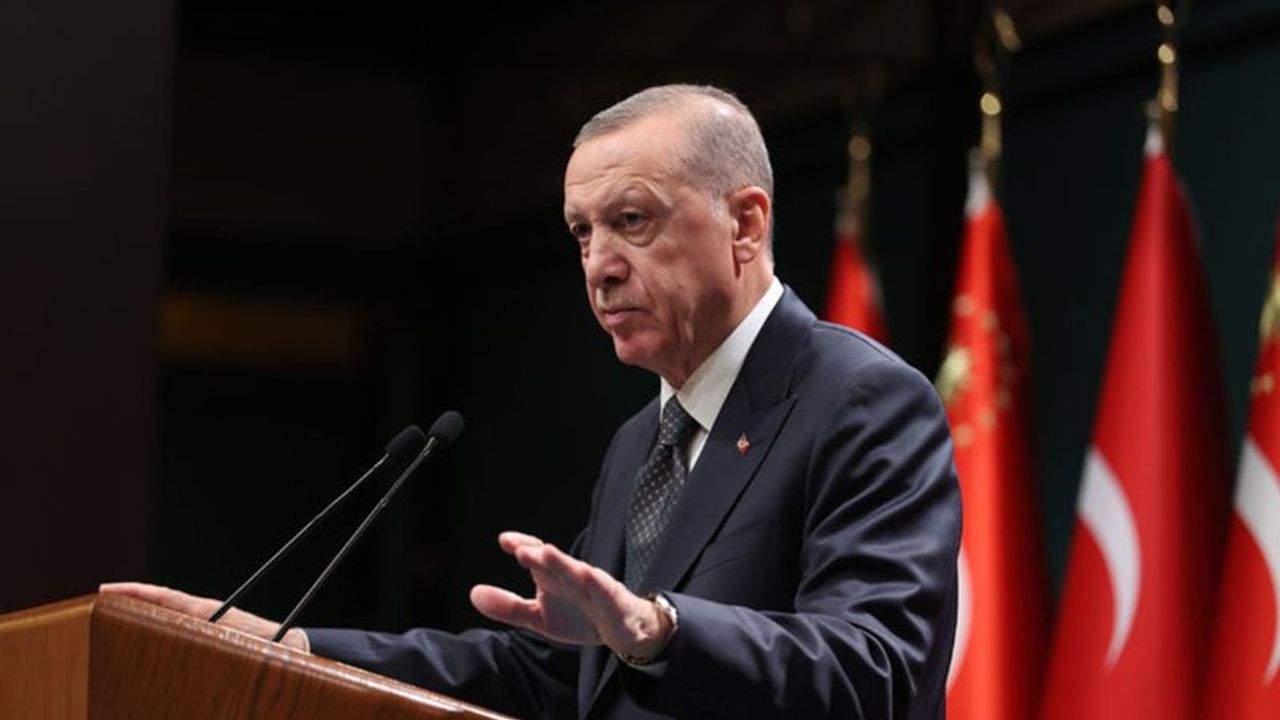 Cumhurbaşkanı Erdoğan'a Anket Şoku! 4 Rakibin 3'üne Kaybediyor! Yendiği Tek İsim Kim?