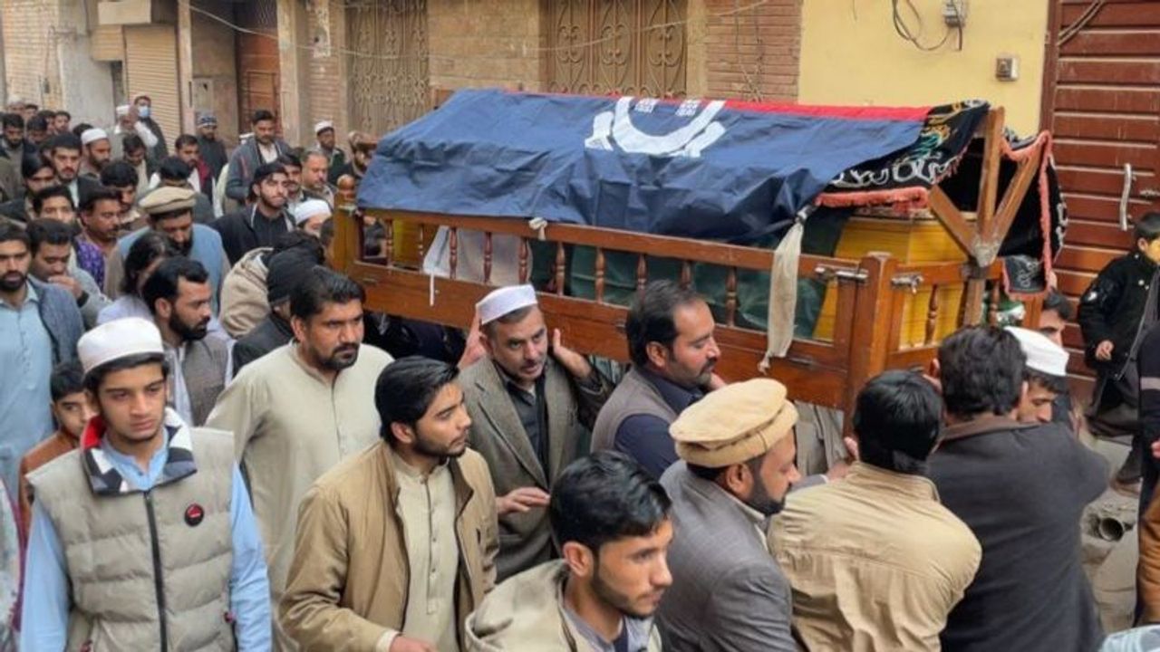 Pakistan’da camiye düzenlenen bombalı saldırıdaki ölü sayısı yükseliyor!
