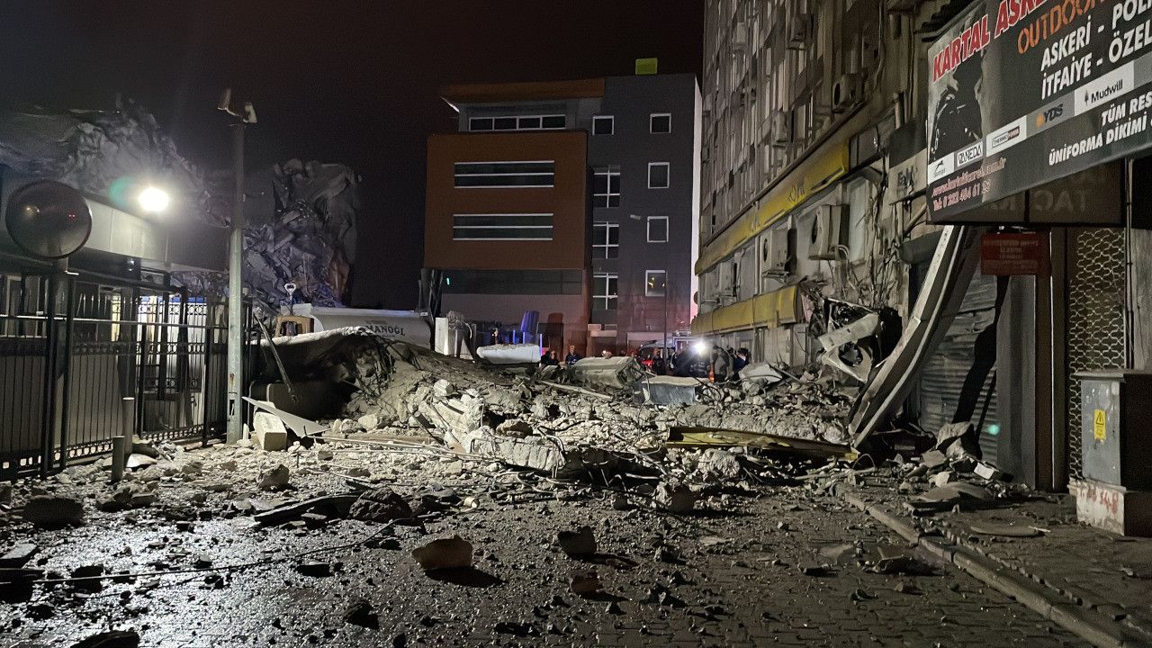 İzmir'de korkutan anlar! Emniyet binası çöktü