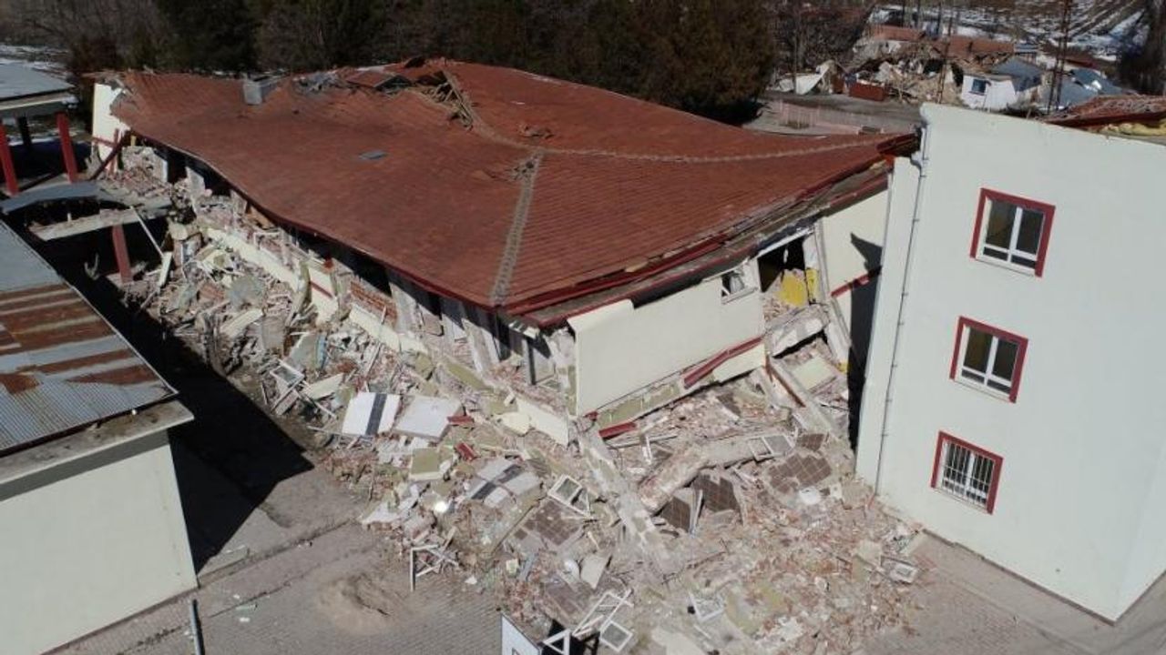 MEB’in deprem güçlendirmesi yaptığı okullar depremde yıkıldı