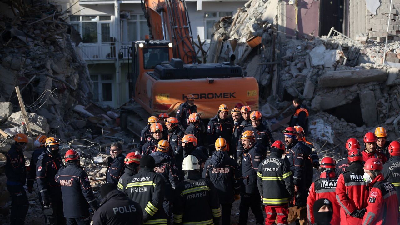 AFAD Deprem bölgesinde görev yapan personel sayısını açıkladı