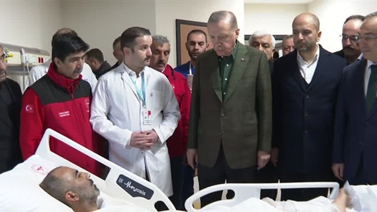 Cumhurbaşkanı Erdoğan, Kilis Devlet Hastanesi'nde tedavi gören depremzedeleri ziyaret etti