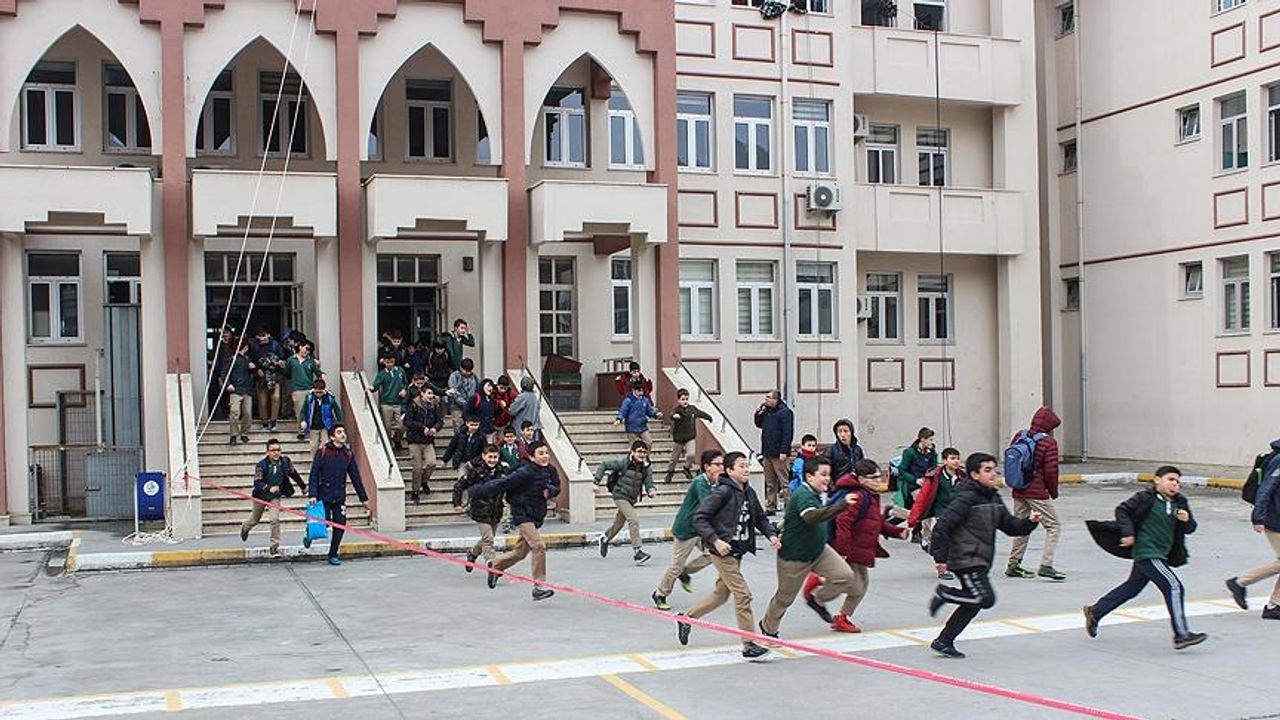 Deprem sonrası Adana ve Mersin’de okullar tatil edildi!