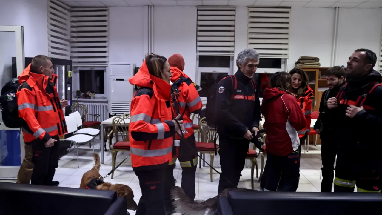İspanya'nın arama kurtarma ekipleri: Yiyeceğe para vermemize izin vermiyorlar