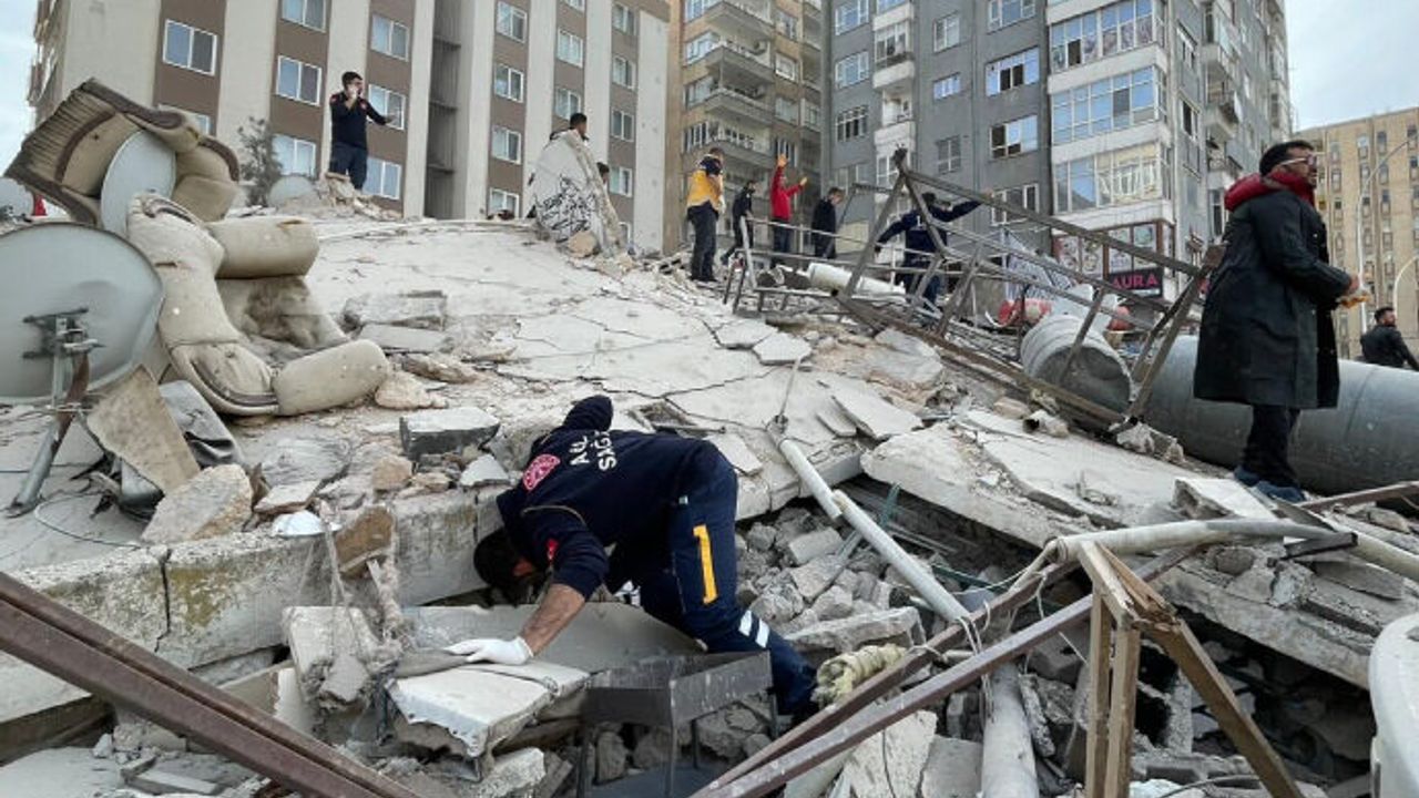 Şanlıurfa’da 6 katlı bina çöktü! Arama kurtarma çalışmaları başlatıldı