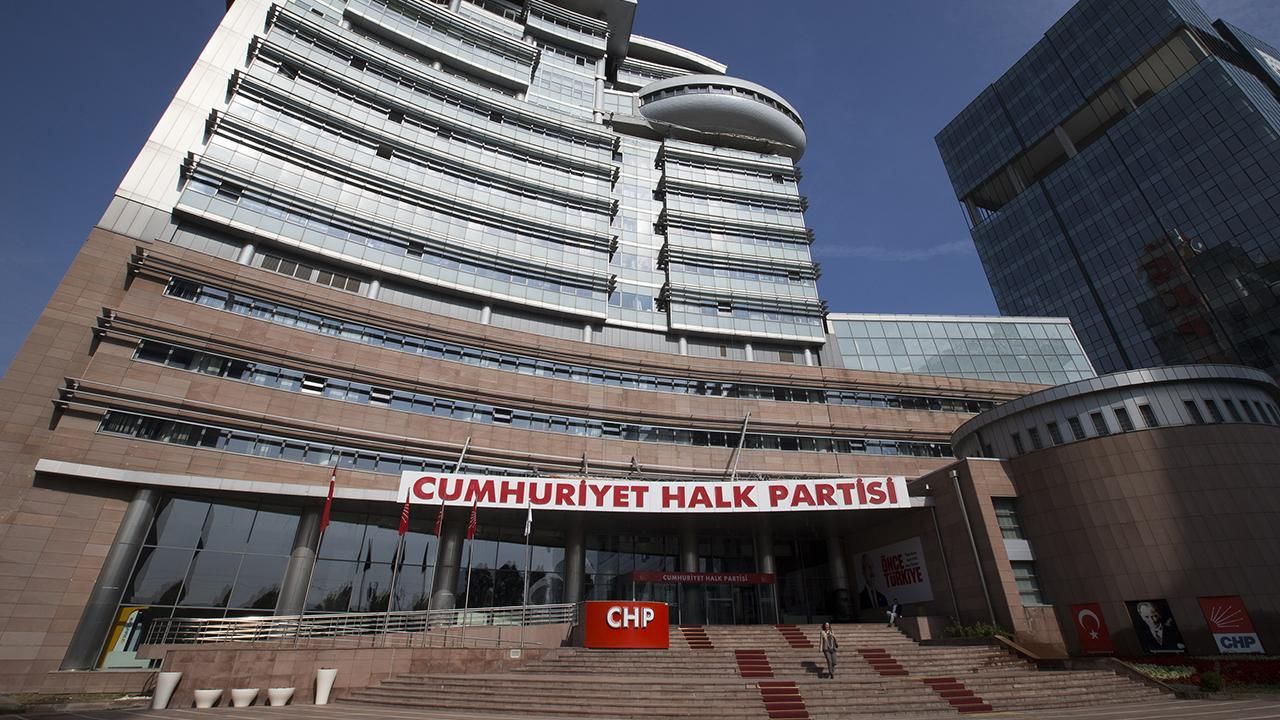 Kılıçdaroğlu'nun ayakkabılarıyla seccadeye bastığı kareye ilişkin CHP'den açıklama geldi