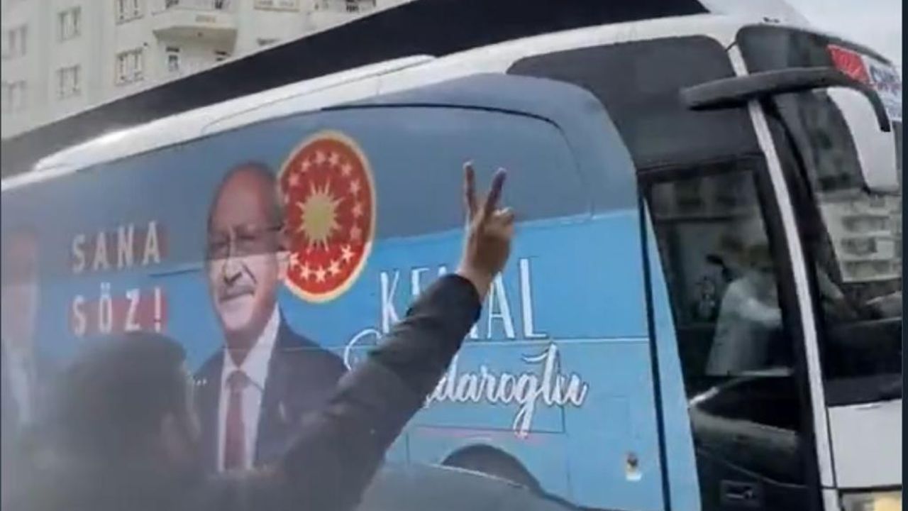 Batman sokaklarında CHP seçim otobüsünün çaldığı seçim şarkısı: “Kürdün kızı, haydi savaşa!”