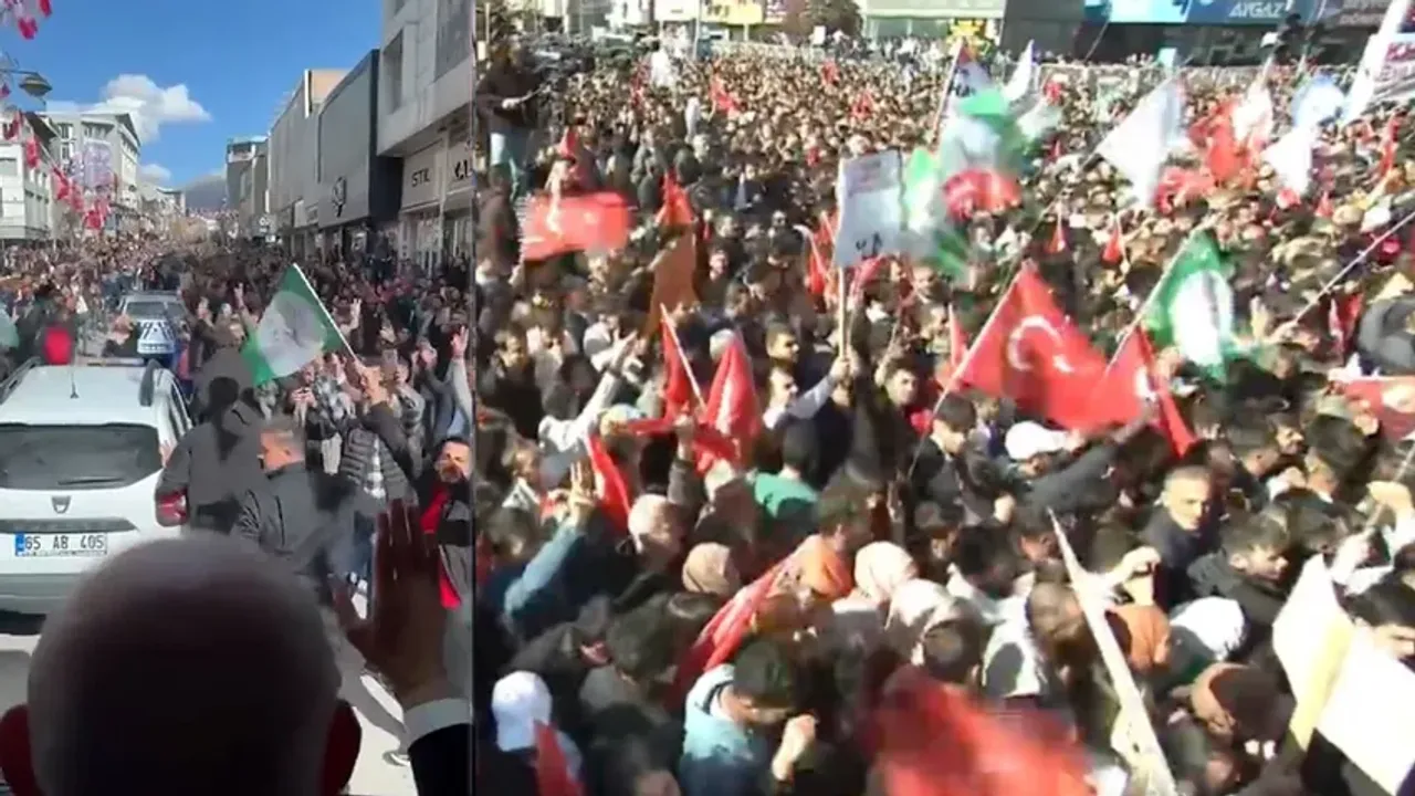 Kılıçdaroğlu'nun Van Mitingi'nde bayrak detayı