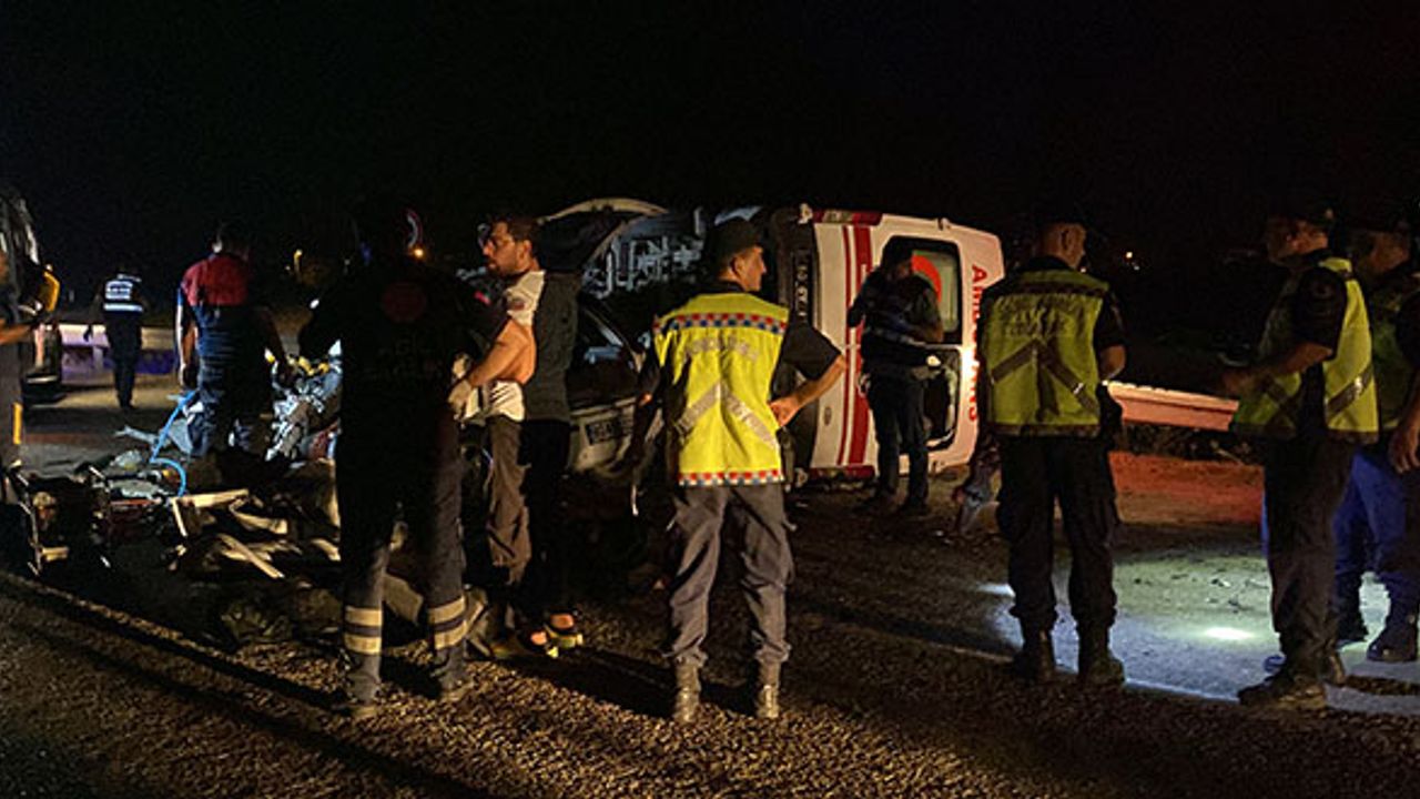 Osmaniye'de Korkunç Trafik Kazası: Ambulansla Çarpışan Otomobilde 3 Kişi Hayatını Kaybetti