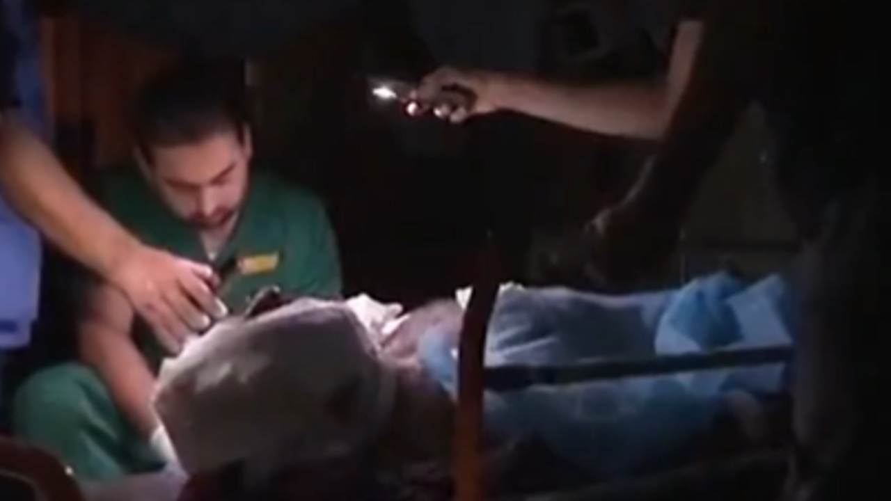 Gazze' de hastaneler fener ışığında ameliyat yapıyor