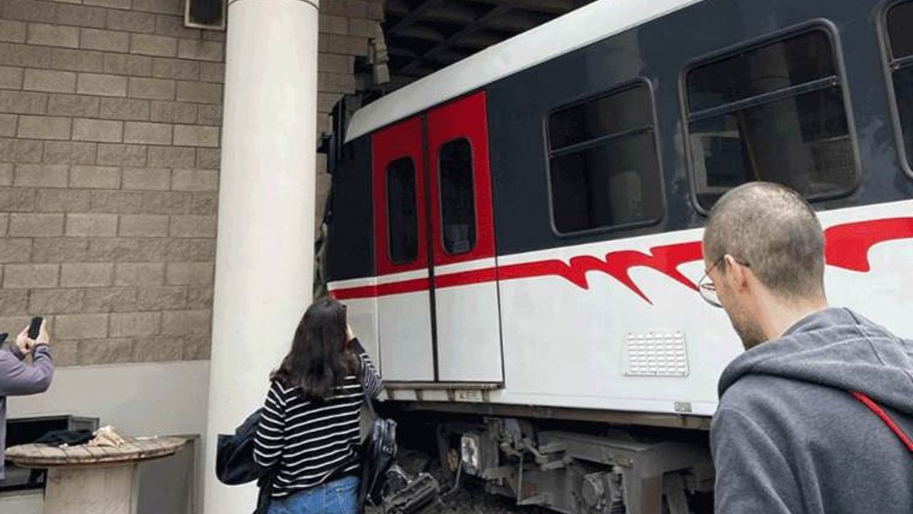 İzmir'de Metro Kaza Yaptı: Raydan Çıkarak Duvara Çarptı