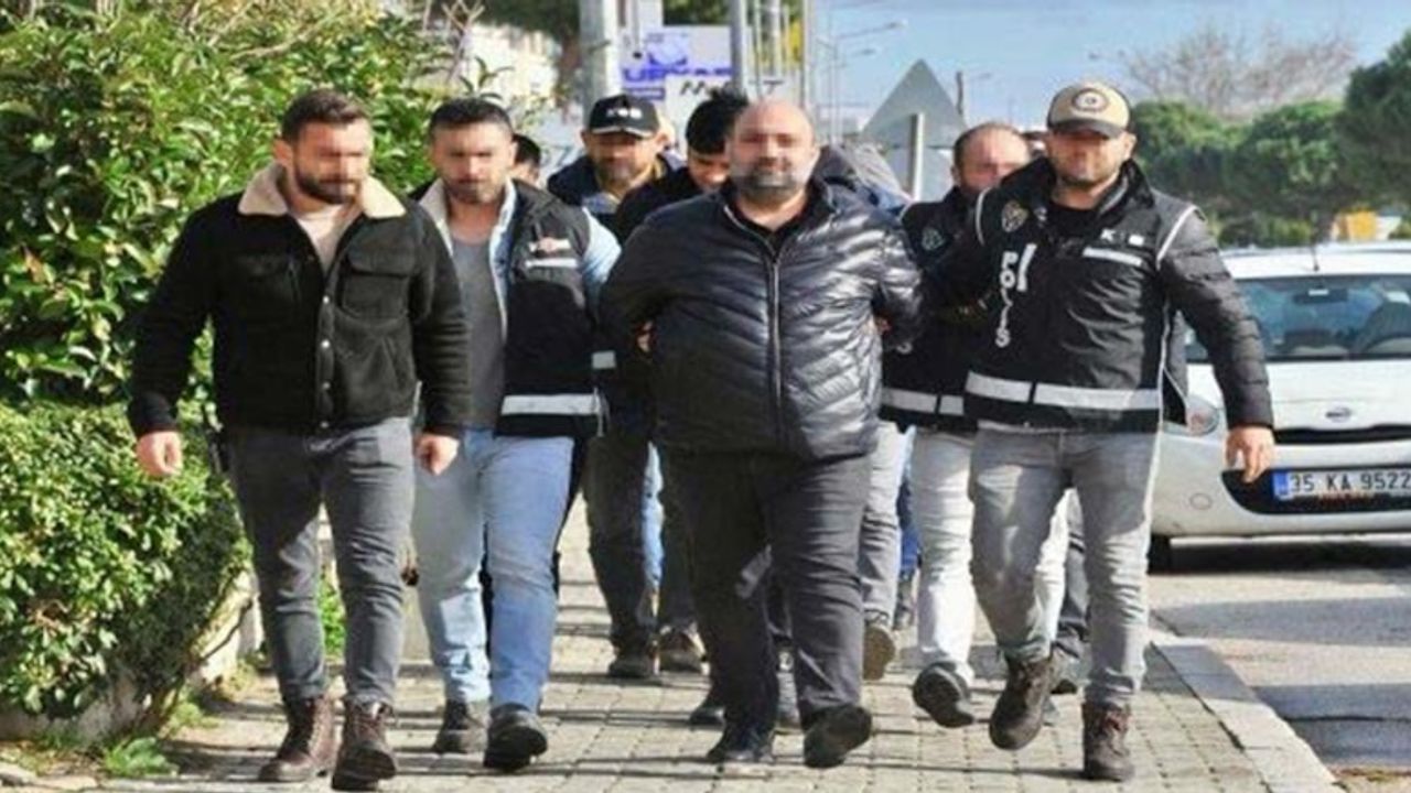 İzmir'de Milyarlarca Dolarlık Kara Para Aklama Operasyonu: 4 Gümrük Memuru Tutuklandı