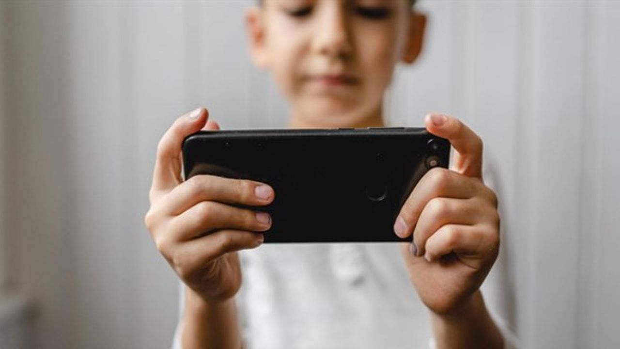 13 Yaşından Önce Akıllı Telefon Kullanmak Ruh Sağlığını Tehdit Ediyor