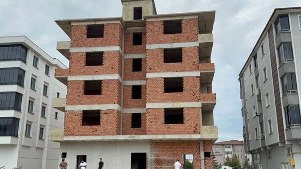 15 Yaşındaki Büşra, İnşaat Önünde Ölü Bulundu