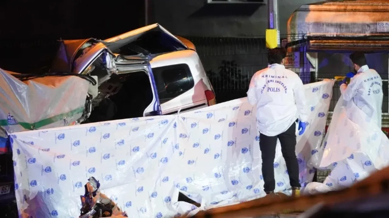 İstanbul’da polisten kaçan aracın tıra çarpması sonucu 1 kişi öldü, 1 kişi yaralandı