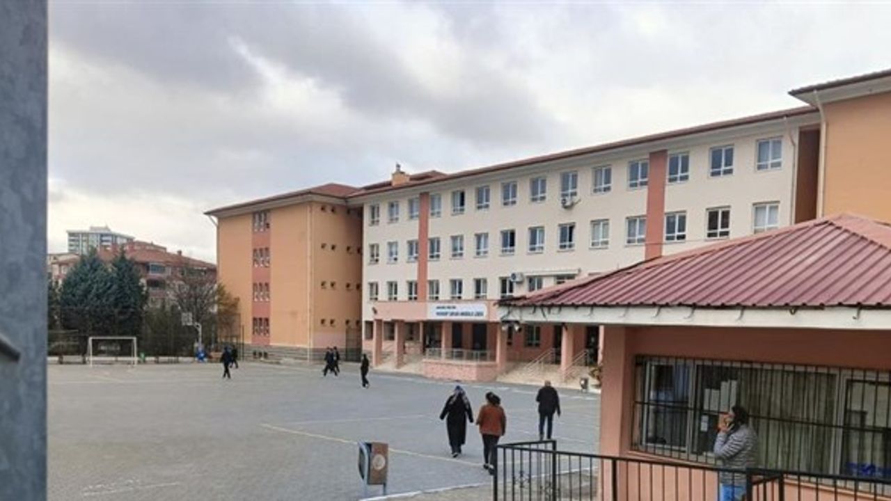 Kız öğrencilerine cinsel organının fotoğrafını gönderen tacizci öğretmen tutuklandı