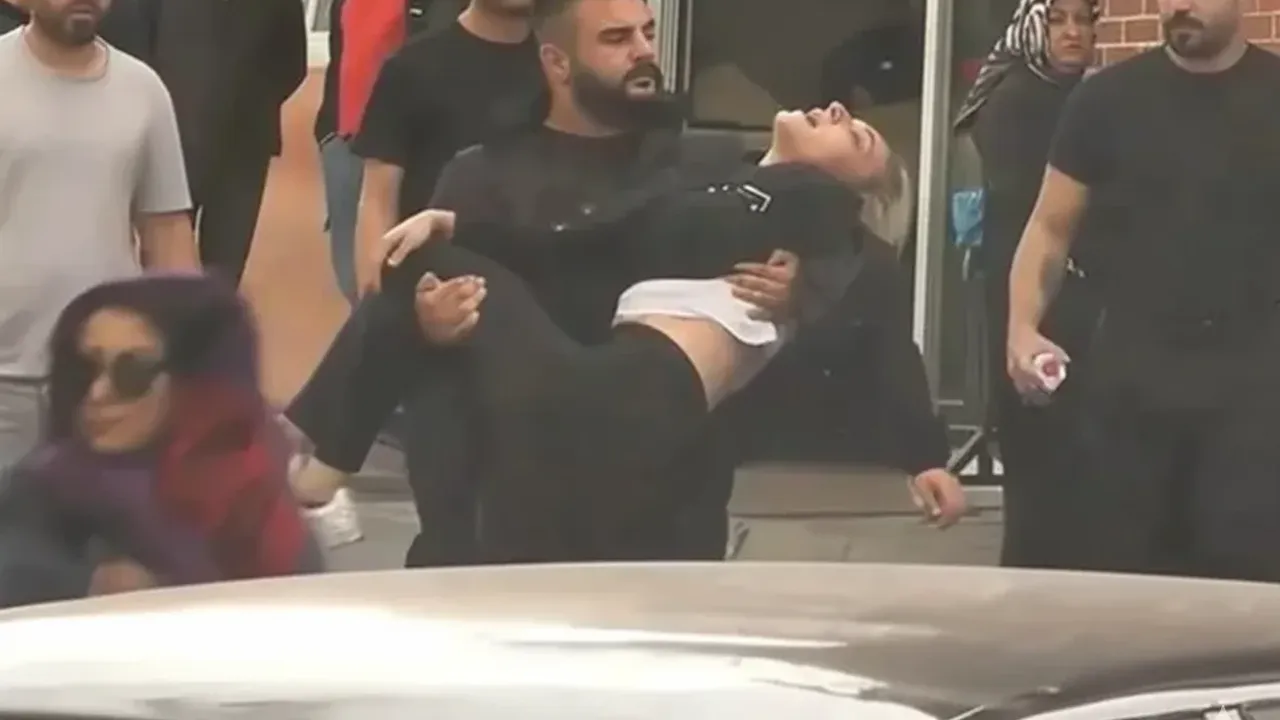 Cenazede bayılmıştı! Meğer rol yapıyormuş