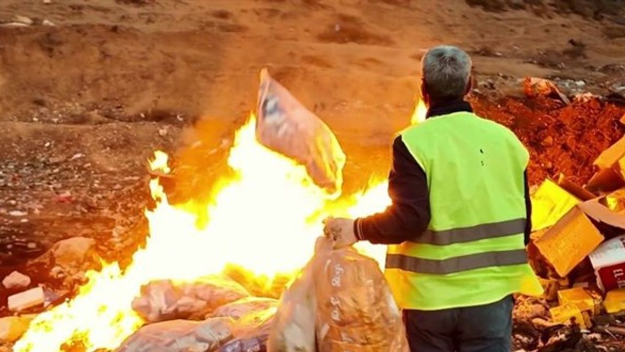 Tarihi geçmiş 2 ton cips, şekerleme ve çikolata imha edildi