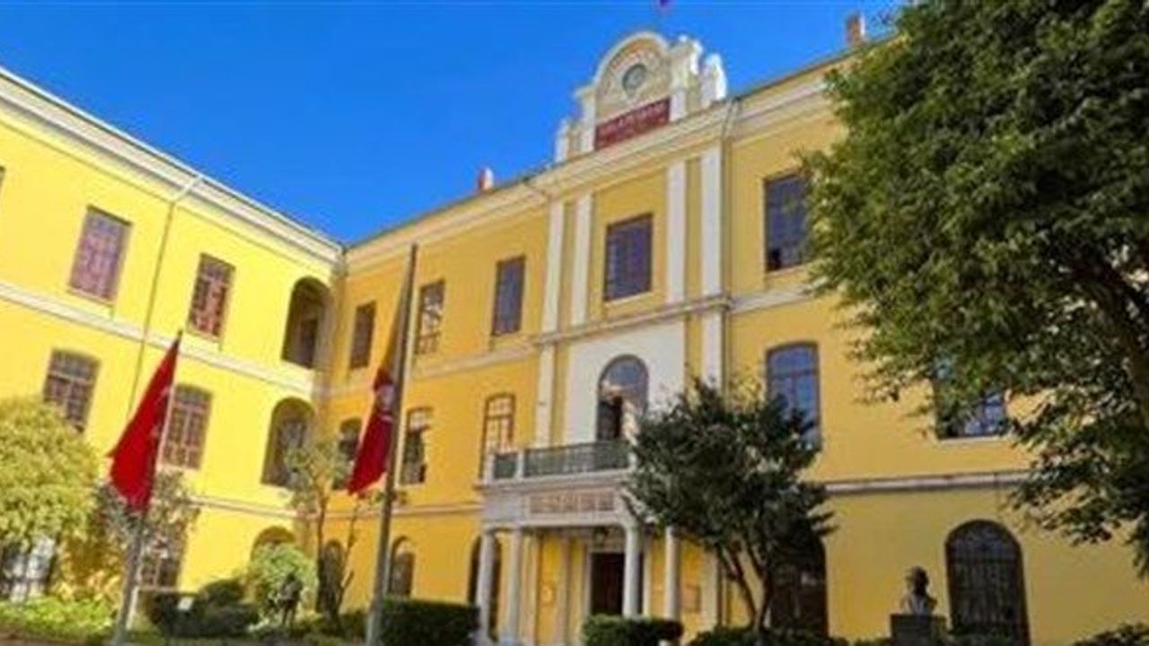 Türkiye'nin en köklü lisesinde 'kız öğrencilere yönelik taciz listesi' iddiası