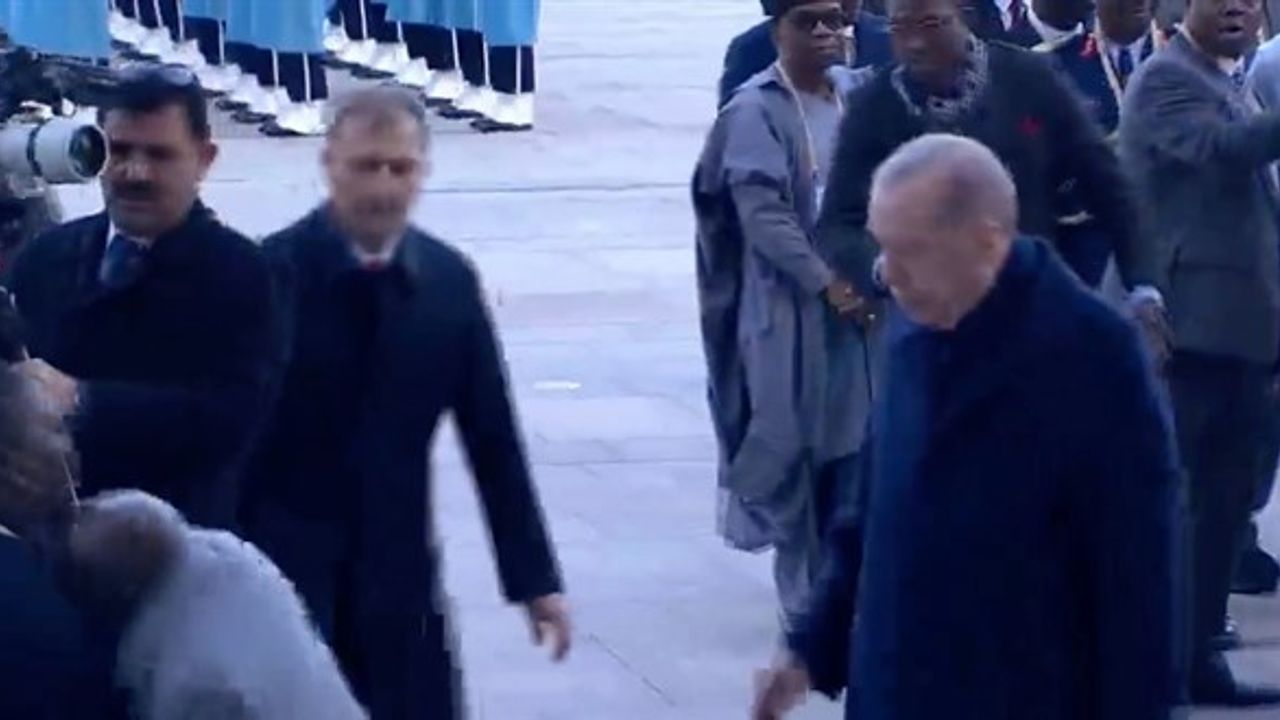 Beştepe’de talihsiz anlar: Nijerya Cumhurbaşkanı Tinubu tören sırasında yere düştü