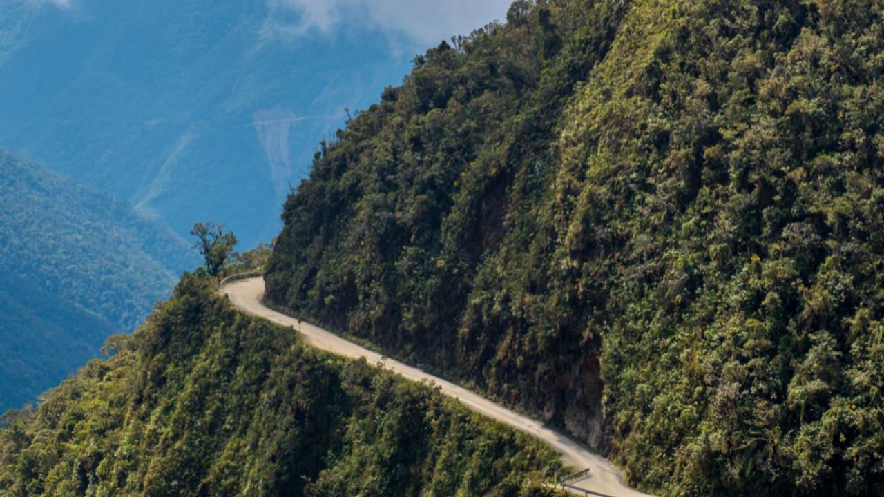 Dünyanın en tehlikeli yolları: Cesareti olan direksiyona geçiyor!