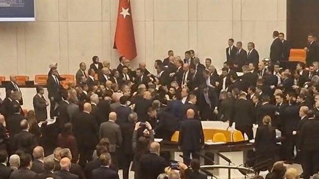 TBMM'de Yeni Bakanların Yemin Töreninde Yumruklu Kavga! CHP'den Kürsü İşgali Girişimi