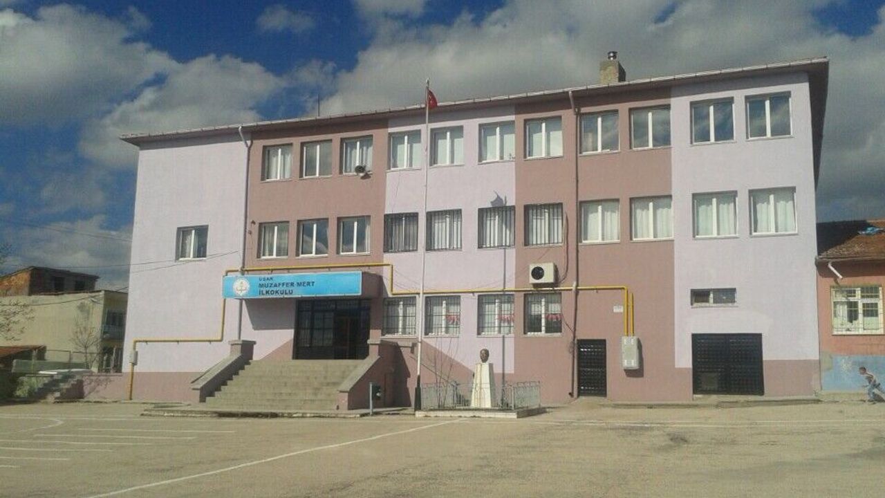 Müdürün WhatsApp mesajına emoji koymayan öğretmenlere resmi uyarı