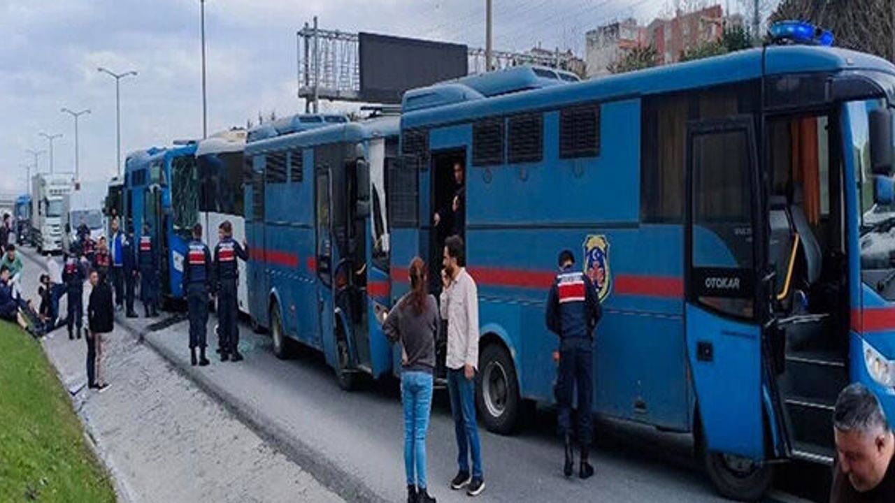 4 cezaevi nakil aracı zincirleme kazaya karıştı: 14 yaralı