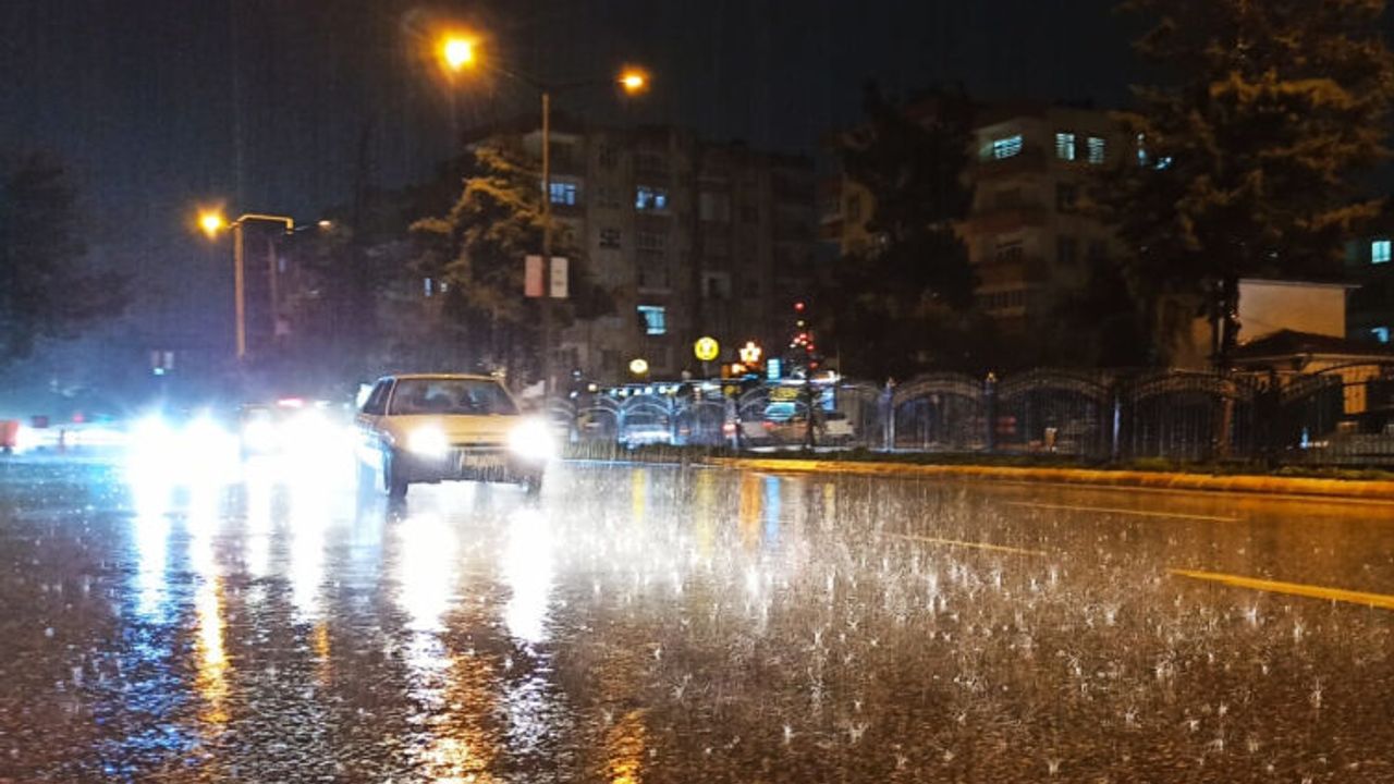 Sağanak yağış eğitimi durdurdu: 4 ilçede okullar tatil edildi