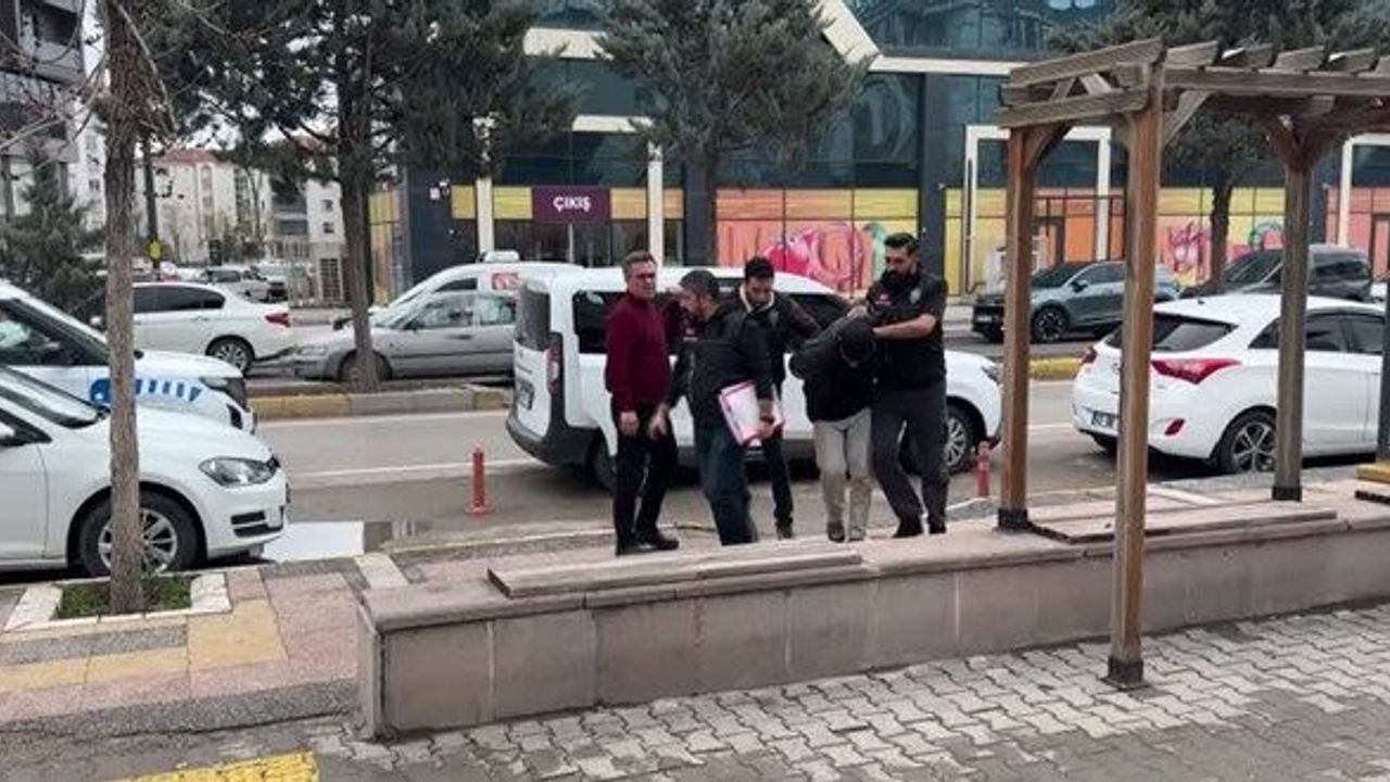 Annesinin sevgilisini bıçaklamıştı: Anne ile oğlu tutuklandı!