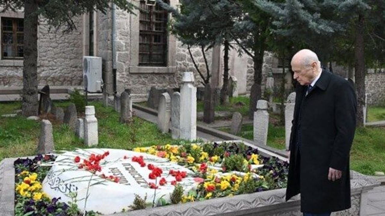 Devlet Bahçeli, Muhsin Yazıcıoğlu’nu kabri başında andı