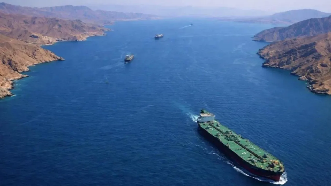 Hürmüz’de kritik geçiş! Bakan Uraloğlu: “İlk Türk sahipli gemi boğazdan geçti”