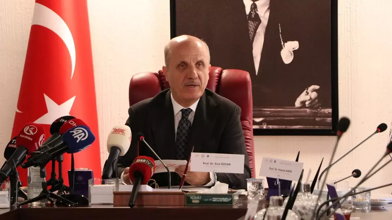 Lisans Eğitimi 3 Yıla mı Düşecek? YÖK Başkanı Erol Özvar Açıklama Yaptı