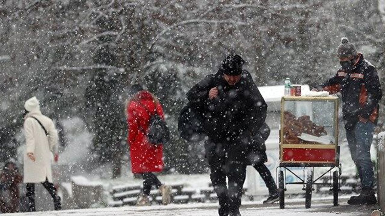 Mart Kapıdan Baktıracak: Hafta Sonu Kar Geri Geliyor