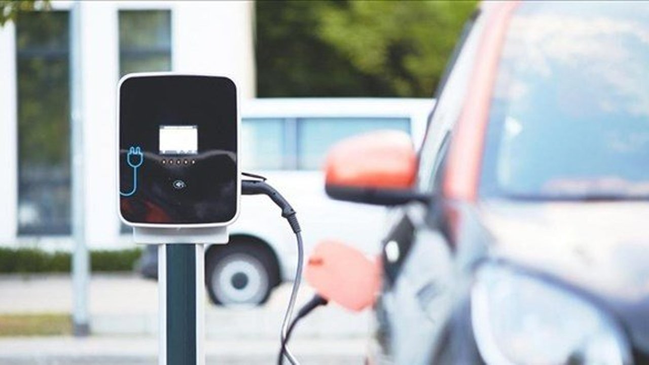 Petrol fiyatlarındaki artış elektrikli araç tartışmasını yeniden alevlendirdi