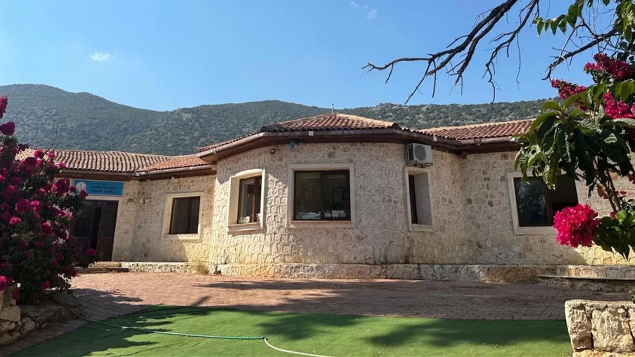 Antalya’da eğitimde skandal iddia! Kızı geri kalınca sınıfı da geriye çekti