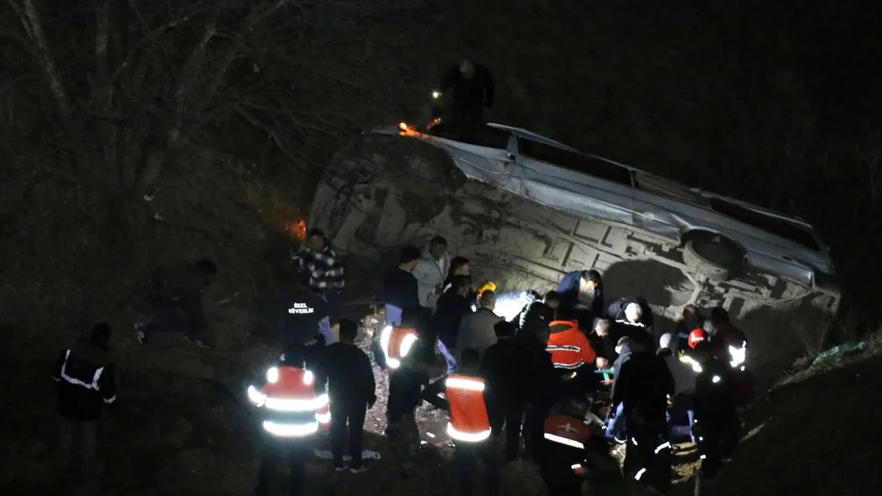 Malatya’da maden işçilerini taşıyan minibüs devrildi: 2 ölü, 10 yaralı