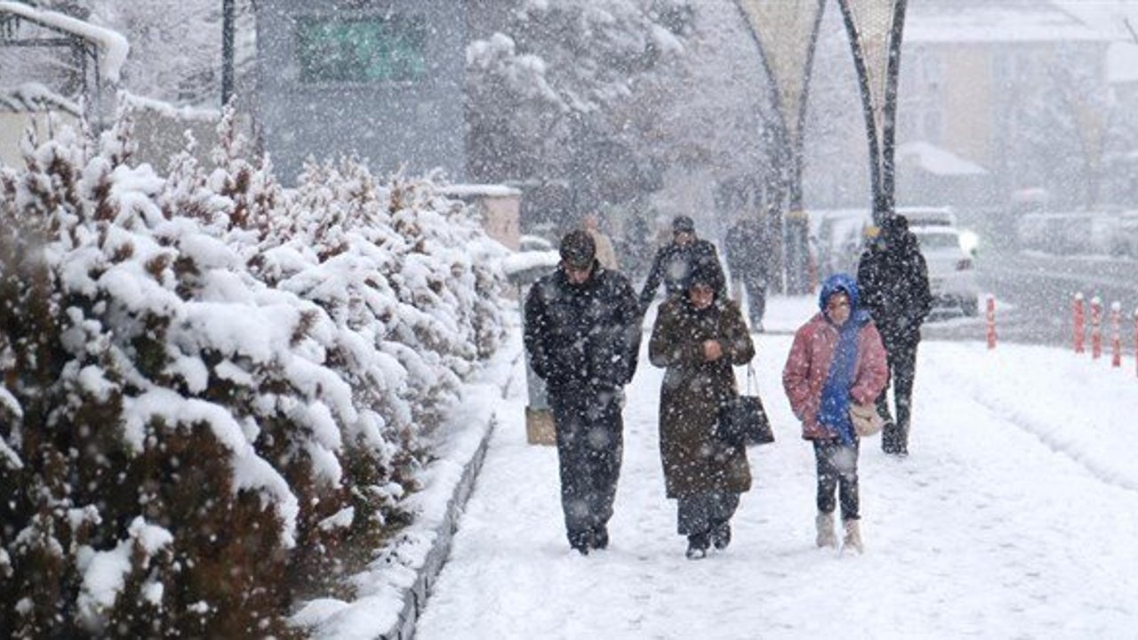 Meteoroloji’den 14 il için sarı uyarı: Kuvvetli yağış ve kar bekleniyor