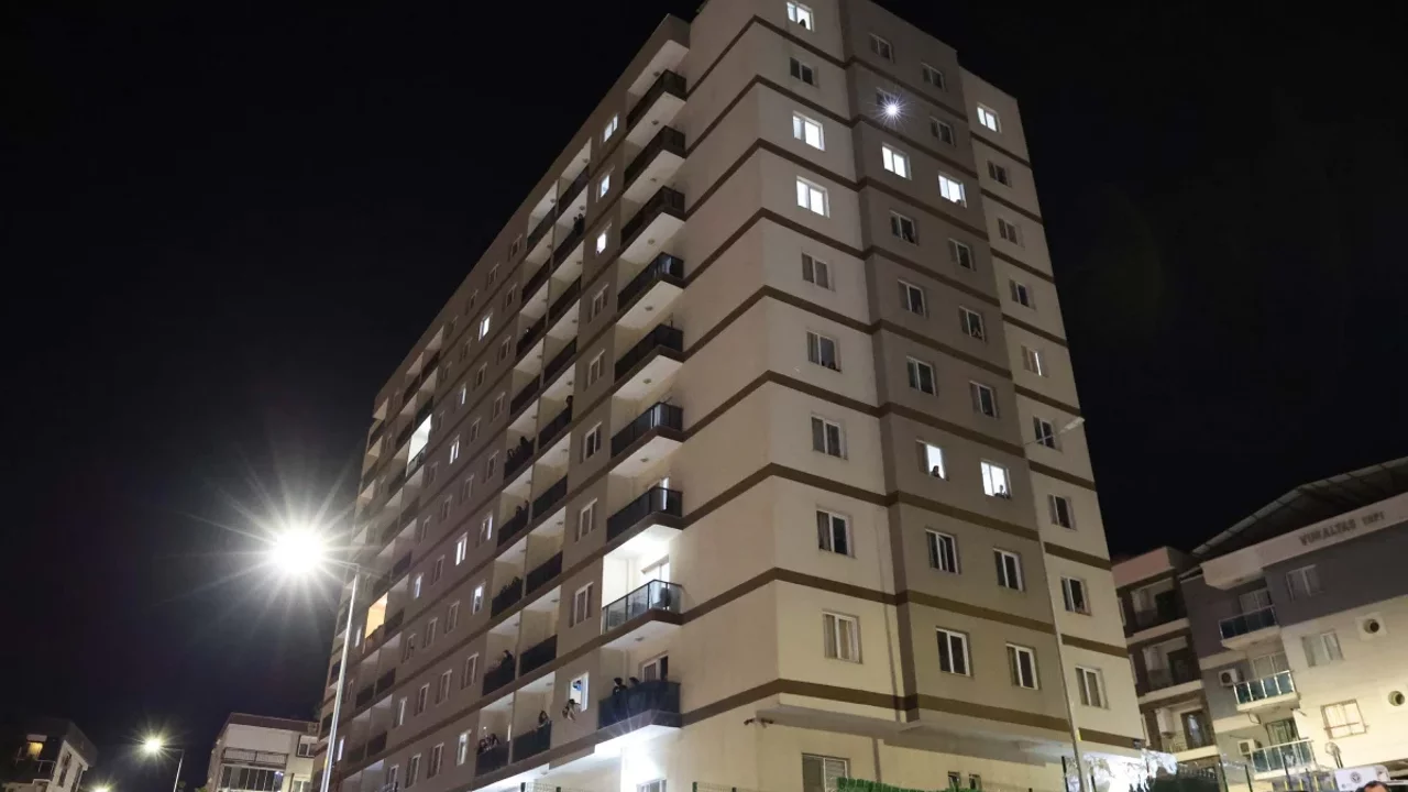 İzmir'de öğrenci yurdunda zehirlenme paniği: 28 öğrenci hastaneye kaldırıldı