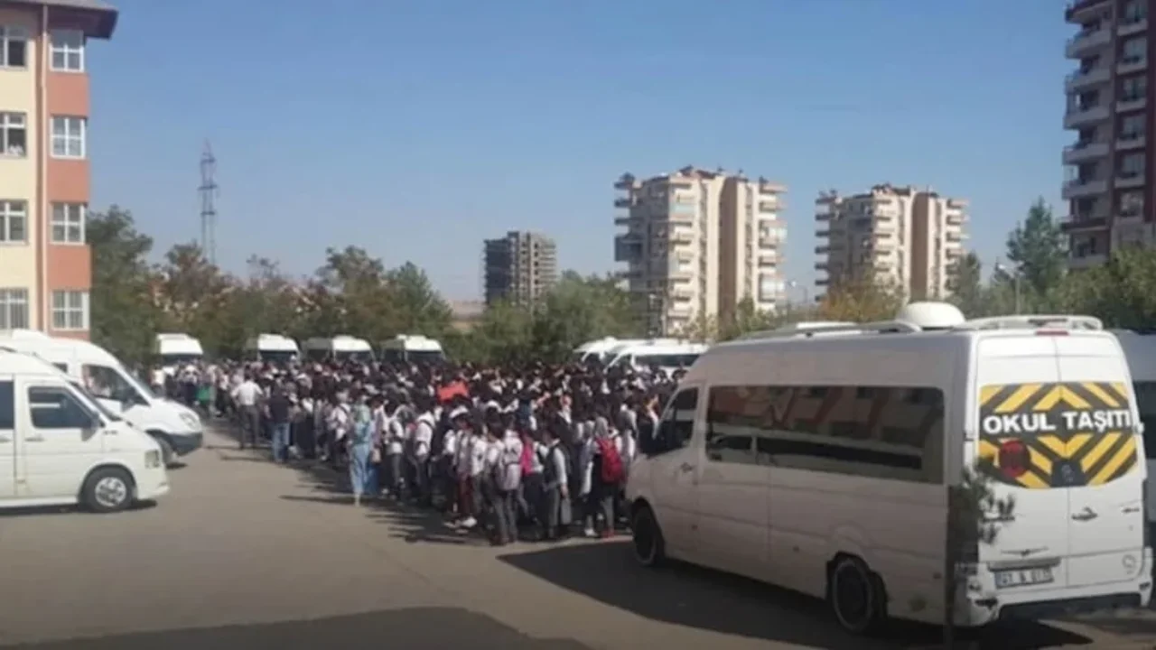 Okul çıkışında dehşet yaşandı: 20 öğrencinin bindiği servis tarandı