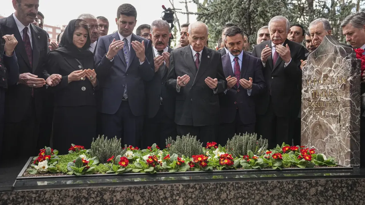 MHP lideri Devlet Bahçeli, Alparslan Türkeş'in kabrini ziyaret etti
