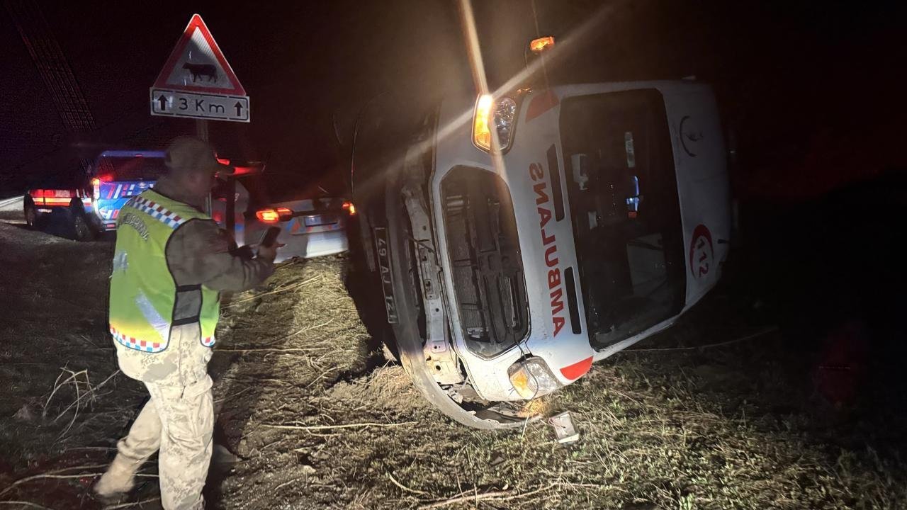 Muş’ta korkutan kaza: Ambulansın devrilmesi sonucu 5 kişi yaralandı