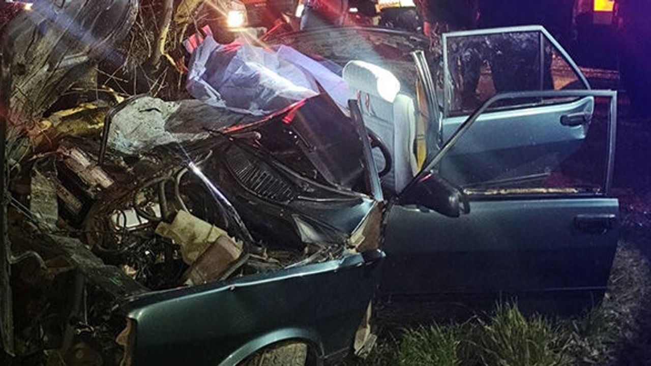Antalya’da feci kaza: Ağaca çarpan otomobilde 2 genç hayatını kaybetti