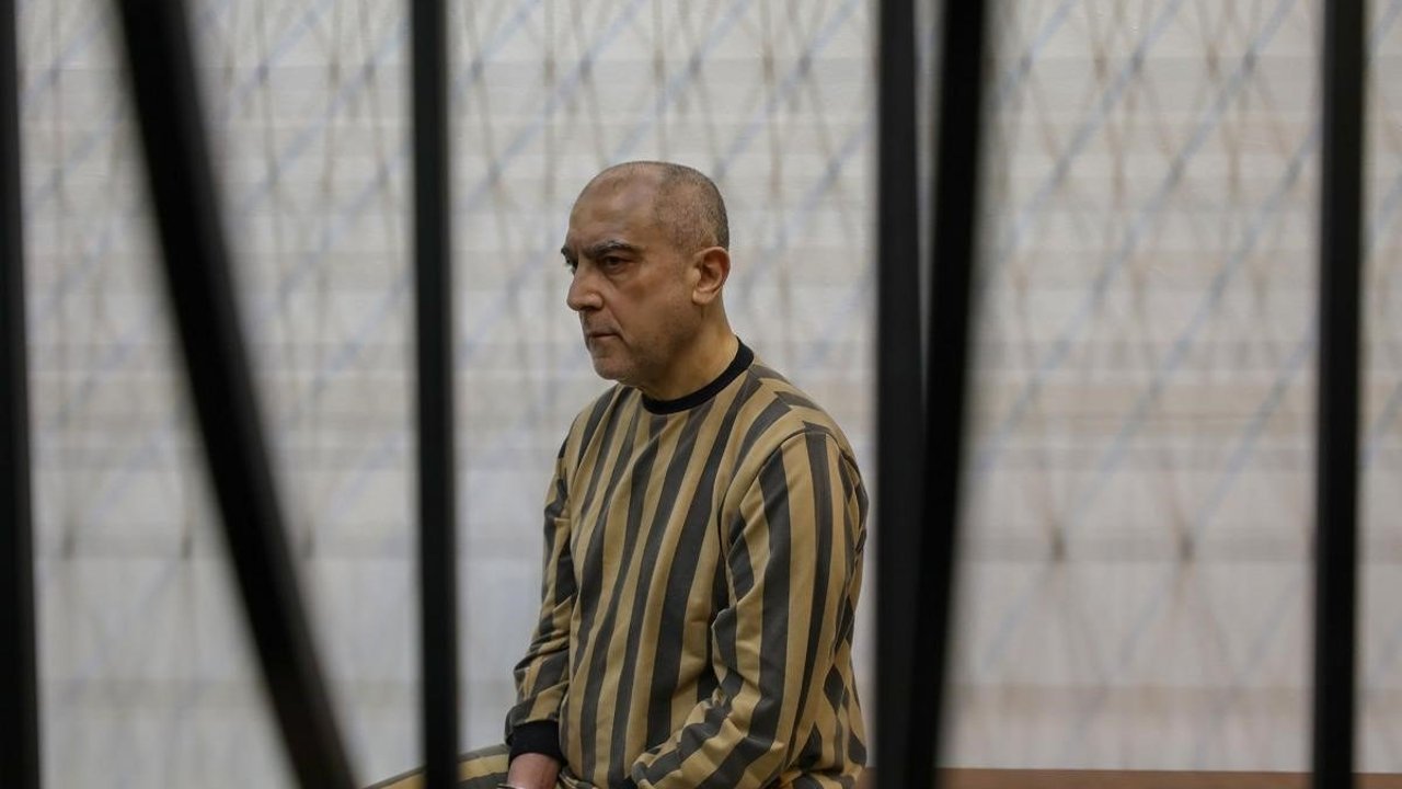 Mahkemede kafese kondu: Duruşma canlı yayımlandı