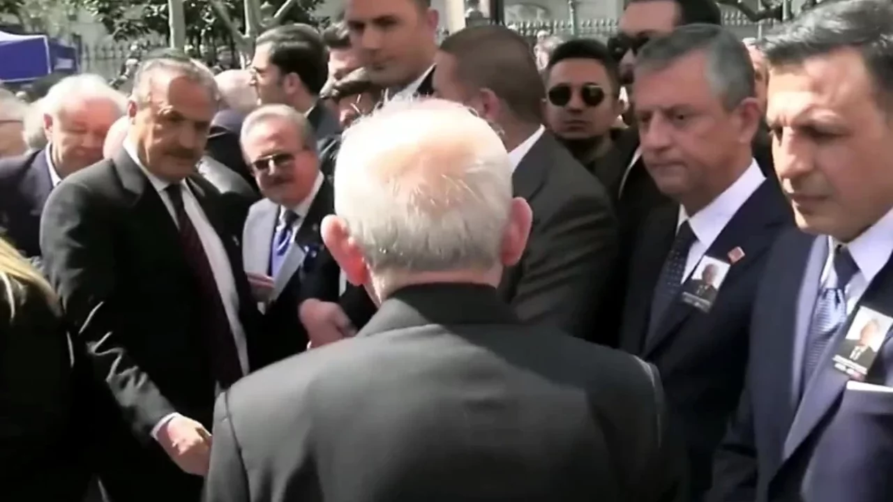 Kılıçdaroğlu ve Özgür Özel arasında soğuk rüzgarlar! Elini sıkmadı