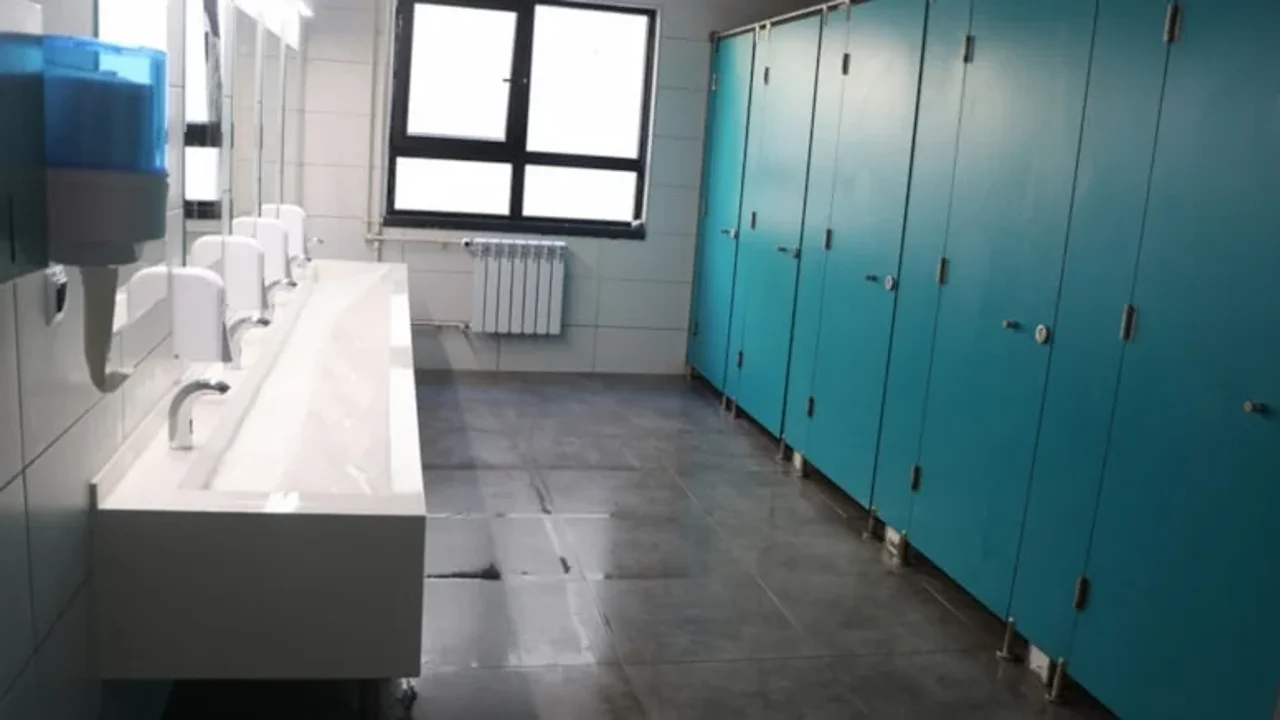 Okulun kızlar tuvaletinde bulunanlar dehşete düşürdü: Tüm velilere haber verildi