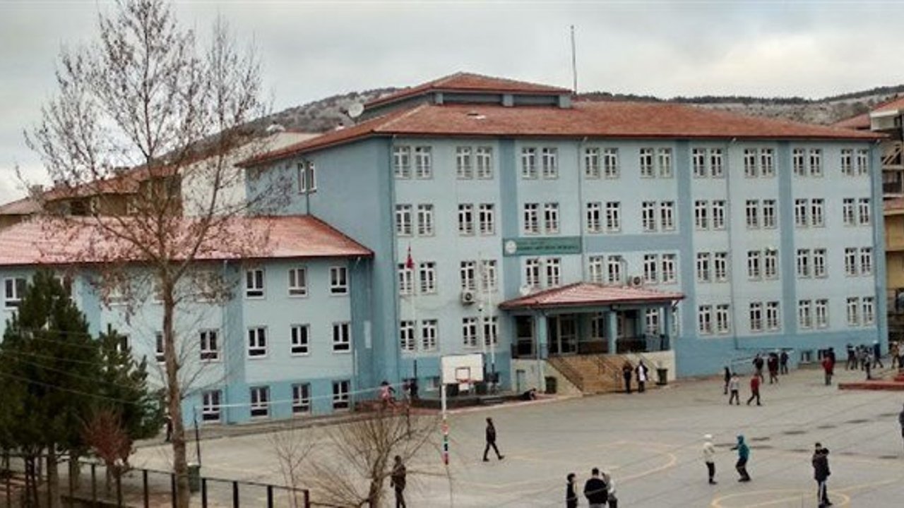 Okulda kızlar tuvaletinde silah ve tehdit notu bulundu