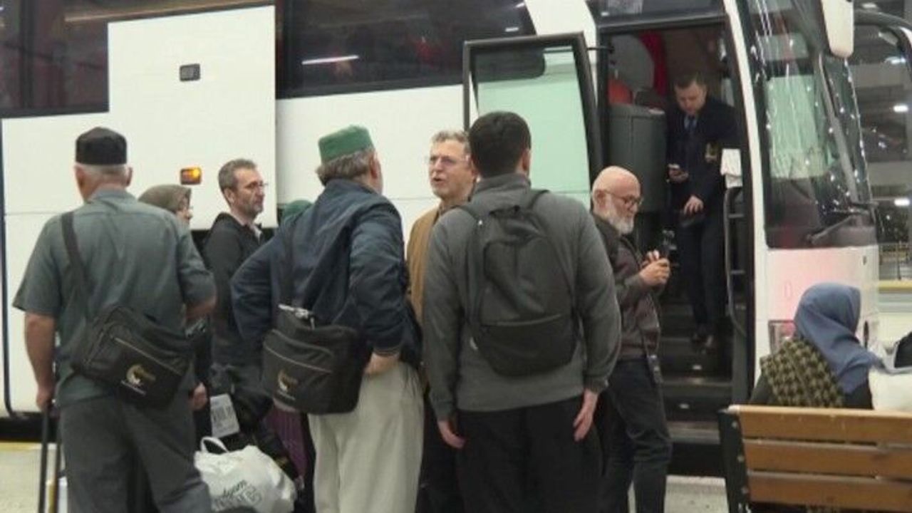 İflas mağduru umreciler Cumhurbaşkanı Erdoğan’ın desteğiyle döndü