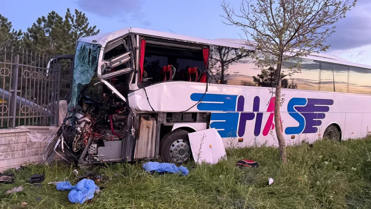 Konya’da yolcu otobüsü TIR’a çarptı: Şoför hayatını kaybetti