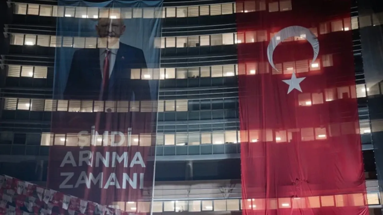 CHP Genel Merkezi’ne Kılıçdaroğlu posteri asıldı: “Şimdi arınma zamanı”